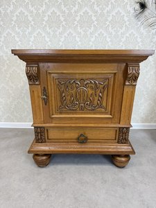 Masivní dubová komoda s bohatě vyřezávanými detaily