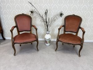 Křeslo s jemnou řezbou a čalouněním, cena za ks