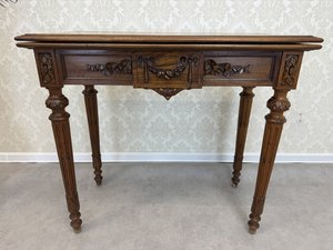 Hrací stolek z ořechového dřeva