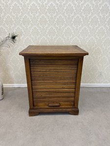 Dřevěná skříňka s roletovým zavíráním