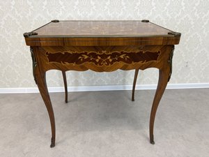 Luxusní  hrací stolek ve stylu Ludvíka XV. s intarzií