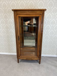 Francouzská vitrína z třešňového dřeva