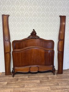 Luxusní ořechová postel s bohatě řezbovanými detaily