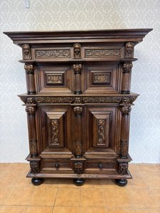 Monumentální skříň s bohatou řezbou a historickými motivy