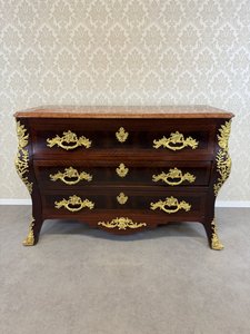 Komoda s mramorovou deskou a bohatým kováním