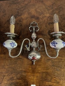 Nástěnné světlo s porcelánovými detaily