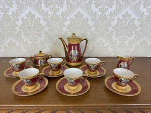 Porcelánový kávový servis s romantickými motivy