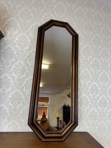 Nástěnné zrcadlo s fazetovaným sklem v dřevěném rámu