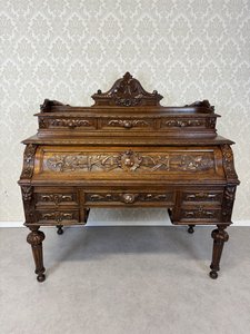 Honosný psací stůl s bohatou řezbou a kazetovými zásuvkami