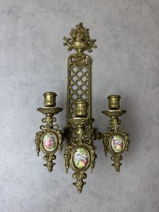 Nástěnný svícen s porcelánovými miniaturami