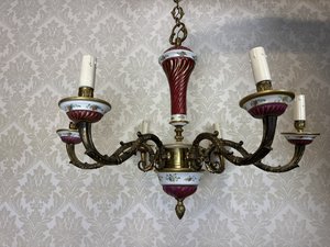 Lustr se zdobenými porcelánovými prvky a zlacením