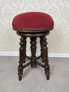 Otočná klavírní stolička s čalouněným sedákem a zdobenými dřevěnými nohami