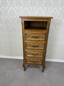 Dubová komoda se zdobenými zásuvkami