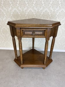 Dřevěný rohový stolek se zásuvkou v rustikálním stylu