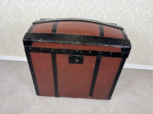 Cestovní kufr s kovovými výztuhami a textilním interiérem