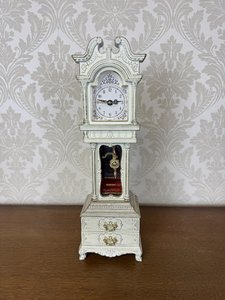 Dekorativní stolní hodiny ve stylu stojacích pendlovek