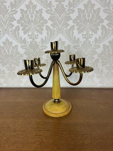 Mosazný svícen s prvky z pryskyřice