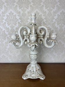 Porcelánový svícen s bohatou ornamentikou a pěti rameny