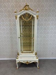 Vitrína s aplikacemi a čalouněným vnitřkem