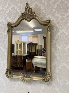 Nástěnné zrcadlo v řezbovaném rámu s  květinovým dekorem