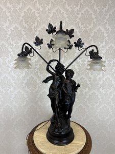 Stolní lampa s figurální plastikou a květinovými stínidly, signováno Zamac