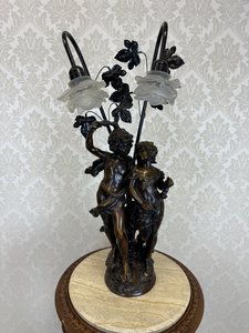 Stolní lampa s figurální plastikou a květinovými stínidly, odlita ze slitiny Zamac