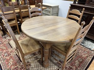 Dubový kulatý jídelní stůl s čtyřmi židlemi