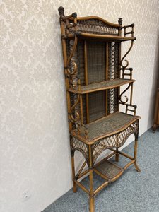 Ratanový regál s ozdobnými výplety