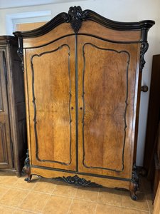 Dvoukřídlá šatní skříň s ořechovou dýhou