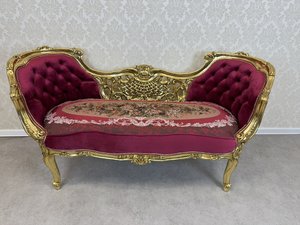 Zdobená čalouněná lavice s květinovým gobelínem