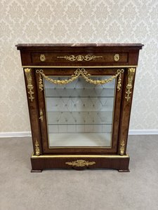 Vitrína s mramorovou deskou