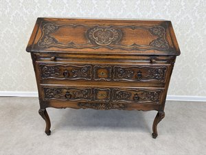 Masivní  sekretář s výklopnou deskou