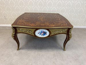 Reprezentativní intarzovaný stolek s porcelánovým medailonem