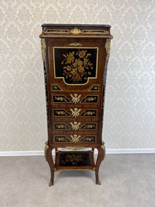 Vysoký sekretář s černou intarzií  a bronzovými detaily 