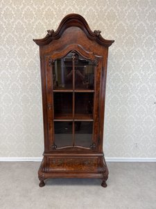 Prosklená vitrína s členěnou římsou