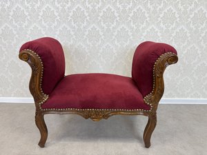 Elegantní lavice s tvarovanými područkami