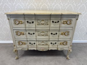 Komoda s plastickými ornamenty a  detaily