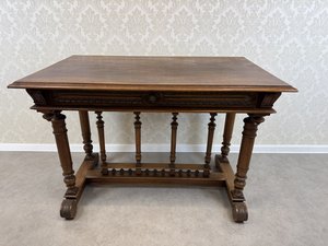 Stolek  s vyřezávaným čelem a točenými nohami 