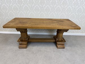 Masivní  stolek  se  sloupy ve stylu antických pilířů