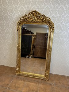 Zrcadlo s figurálním vrcholem