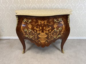 Komoda s florální intarzií, mramorovou deskou