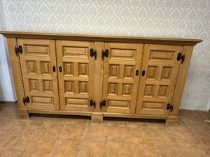 Dubová komoda s bohatě profilovanými výplněmi a kovanými závěsy