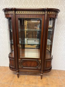 Zaoblená vitrína s intarzií z kořenice