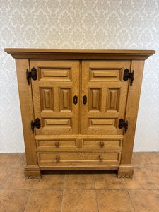 Dubová komoda s výrazným rámováním, kovaným kováním