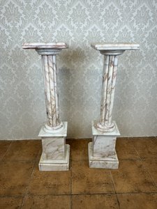 Mramorový sloup s hladkou deskou a trojicí rýhovaných sloupků