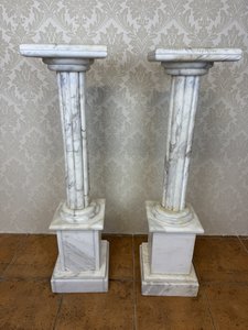 Mramorový sloup s hranatou deskou a trojicí rýhovaných sloupků , cena za ks