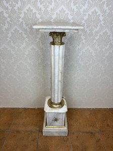 Bílý mramorový sloup s korintskou hlavicí a detaily na soklu, cena za ks