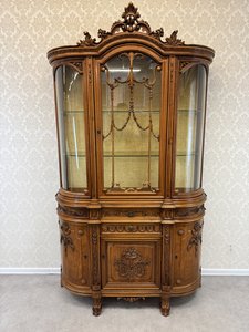 Reprezentativní vitrína s řezbováním