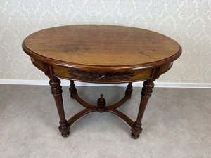 Oválný dřevěný stůl s řezaným dekorem
