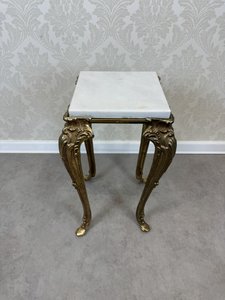 Kovový odkládací stoleček se zlacenými nohami 